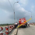 তেল চুরির সন্দেহ! কুড়িগ্রাম ধরলা ব্রীজের উপর